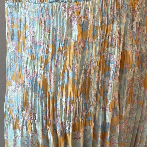 New Lotus Print Pleated Slipdress
VINCE - Picture 3 of 7
